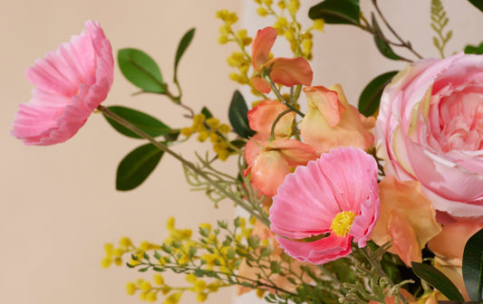 Zo stelt een bloemstylist een boeket kunstbloemen samen