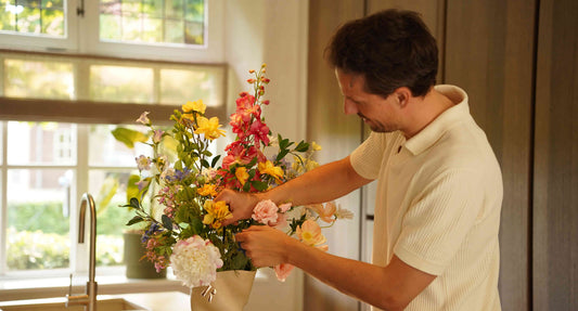 Zo geef je een boeket kunstbloemen een natuurlijke uitstraling