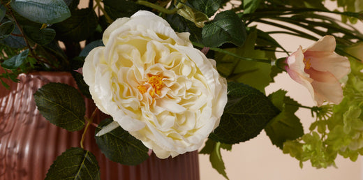 Zo zet je een boeket kunstbloemen perfect in de vaas