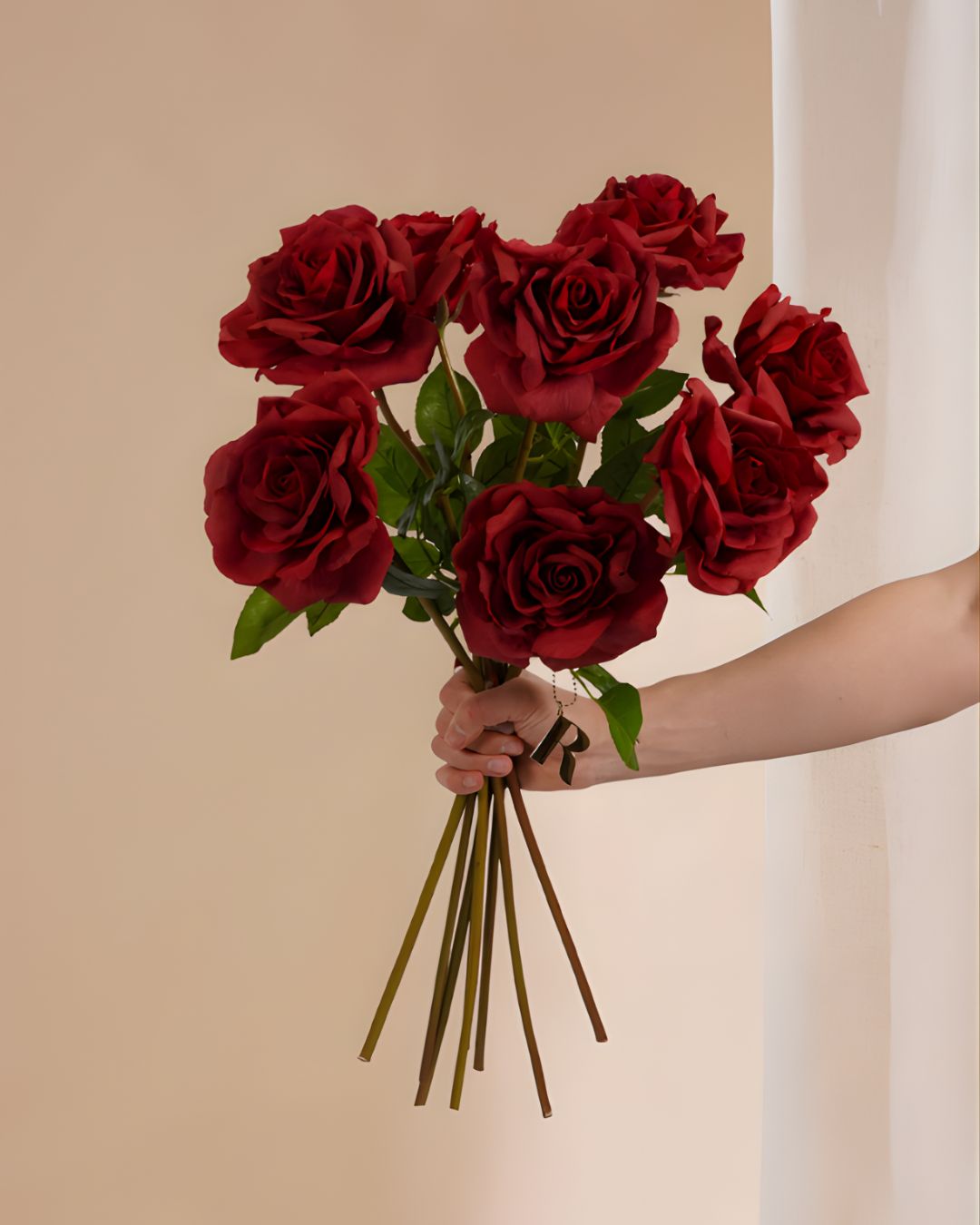 Acht Rode Rozen 68cm